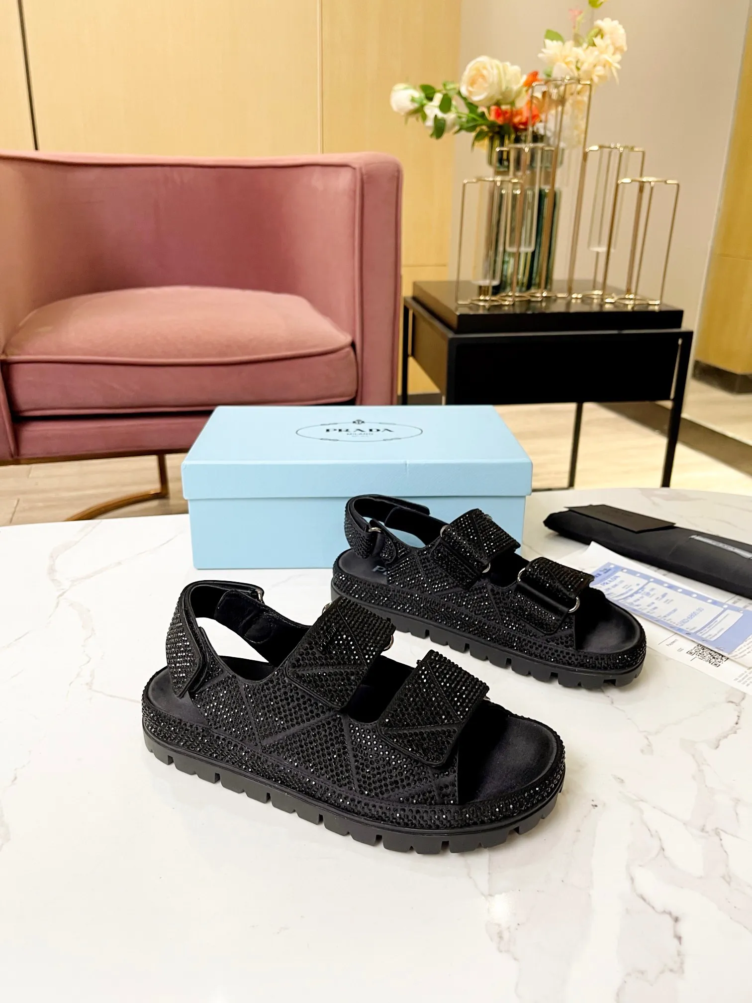 💕💕Factory direct selling price p600💕💕 𝐏𝐑𝐀𝐃𝐀 ｜𝟐𝟎𝟐3/𝐒𝐒 𝐧𝐞𝐰 High version 💯💯💯 Parda 2023/fw new series Prada triangle logo rhinestone counter [authentic grade] version‼ ️Purchase ZP customization, the highest version on the market‼ ️ The original development shoe shape is super correct ‼ ️Highest restoration shoe type ‼ ️ Very good wrapping, slimming, high-end, super comfortable ‼ ️ Upper: imported silk, lining: lambskin, customized molding with iconic logo triangle buckle, outsole: original molding + hot-drilling process + pure handmade precision production. Code number: 35-39 (40, 41, customizable and non-returnable)